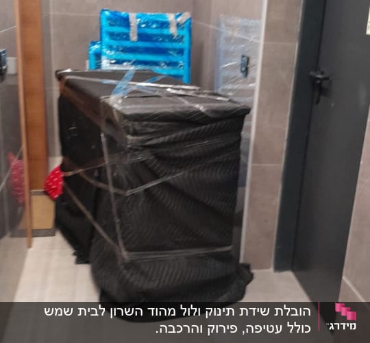 רהיטים עטופים בניילון שחור וכחול במסדרון